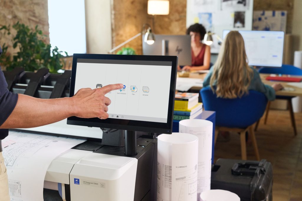 HP DesignJet T2600 MFP Plus Edition Build Connected – Lifestyle 02 StoV screen (1)